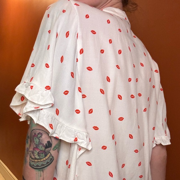 Lips Button Down - Picture 2 of 3